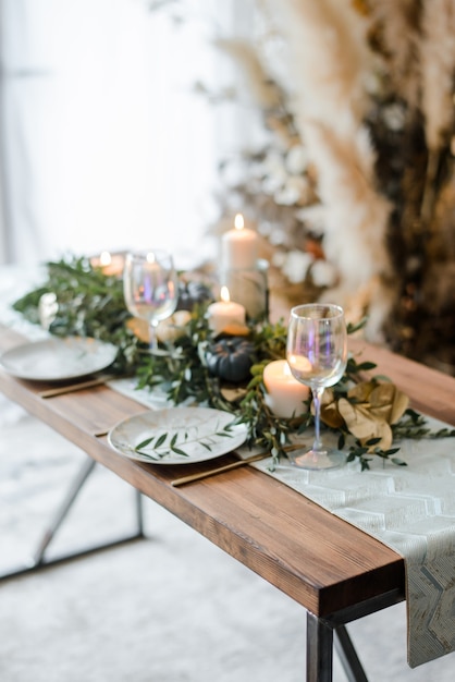 Réglage de la table Halloween sur fond sombre. Plat sur une table sombre avec citrouille noire et or. Concept de vacances à la mode vue plat Lapointe, top.