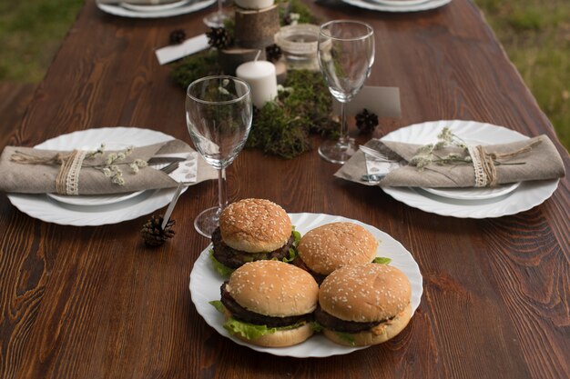 Réglage de la table avec des hamburgers servis