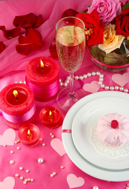 Réglage de la table en l'honneur du gros plan de la Saint-Valentin