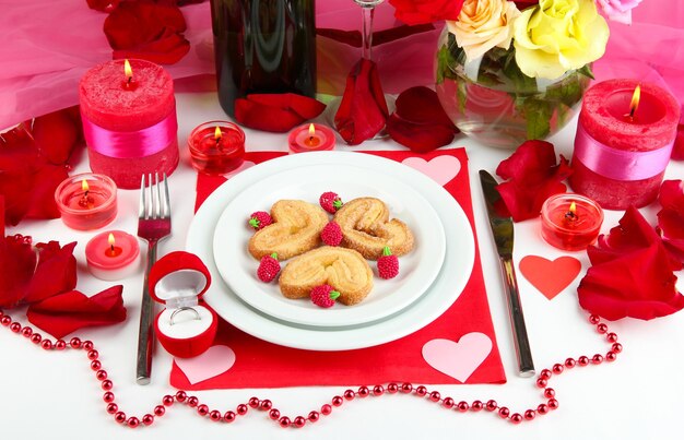 Réglage de la table en l'honneur du gros plan de la Saint-Valentin