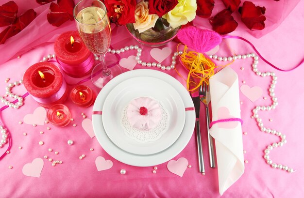 Réglage de la table en l'honneur du gros plan de la Saint-Valentin