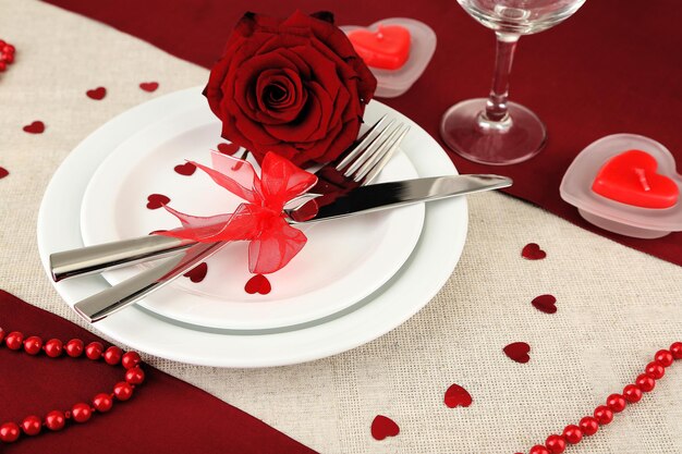 Réglage de la table en l'honneur du gros plan de la Saint-Valentin