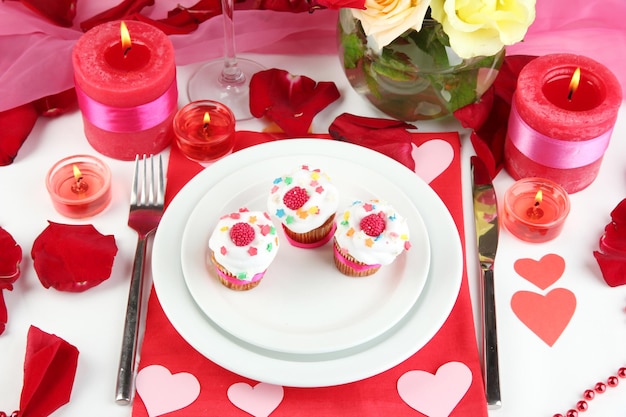 Réglage de la table en l'honneur du gros plan de la Saint-Valentin