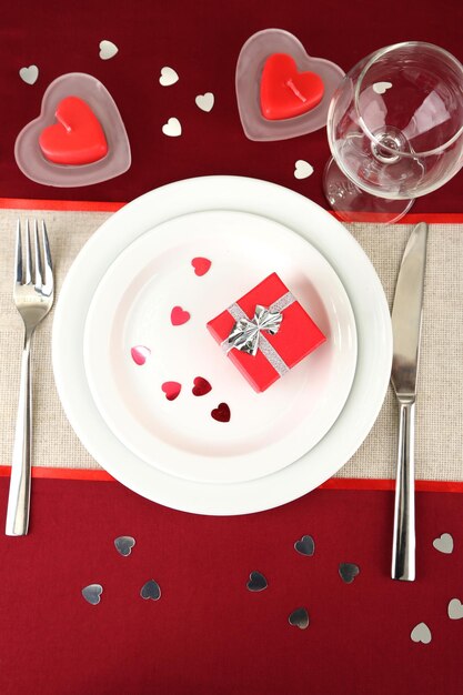 Réglage de la table en l'honneur du gros plan de la Saint-Valentin