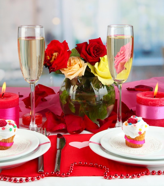 Réglage de la table en l'honneur de la Saint-Valentin sur fond de chambre