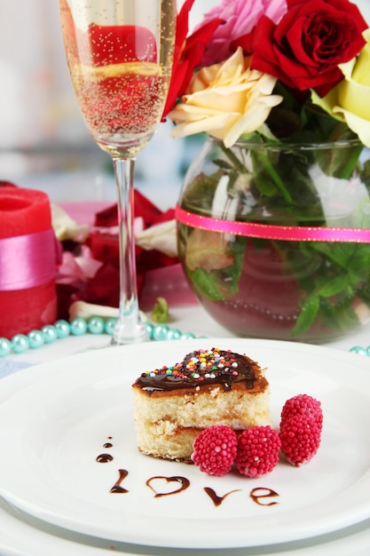 Réglage de la table en l'honneur de la Saint-Valentin en gros plan sur fond de chambre