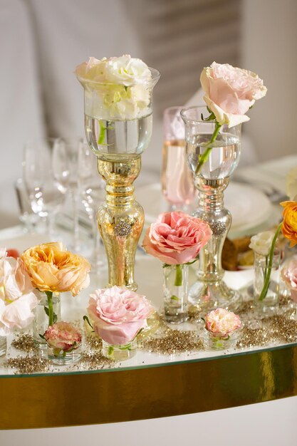 Réglage de la table lors d'un mariage de luxe et de belles fleurs sur la table décoration de mariage fleurs roses