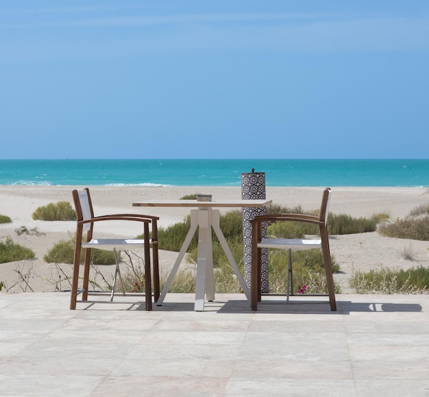 réglage de la table à manger en plein air