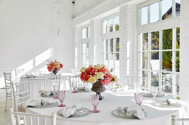 Réglage de table mariage dans un beau style sur blanc