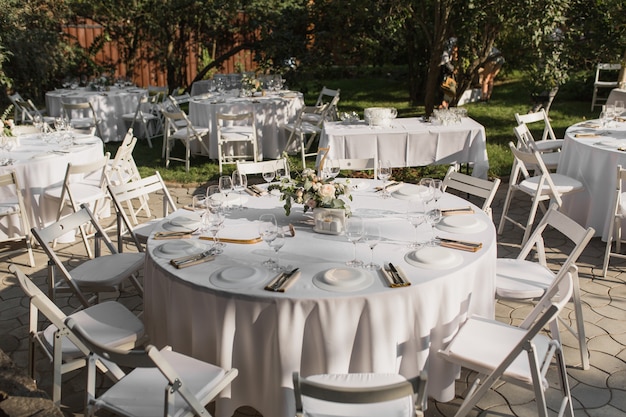 Réglage de la table de mariage. Table de banquet pour les invités à l'extérieur avec vue sur la nature verdoyante