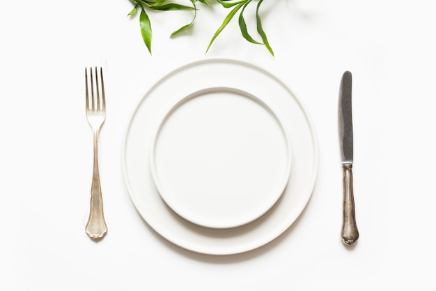 Réglage de la table moderne minimal sur blanc. Vue d'en-haut.