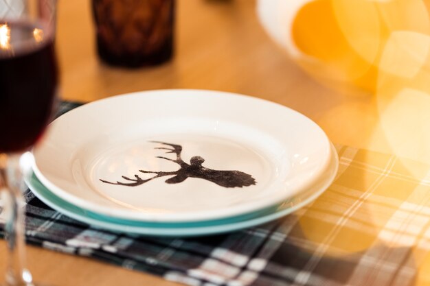 Réglage de la table de Noël avec assiette avec silhouette de cerf