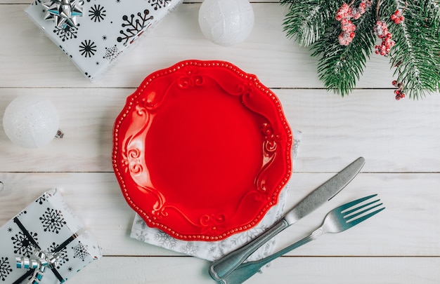 Réglage de la table de Noël avec une assiette vide, couverts, serviette avec des décorations de fête