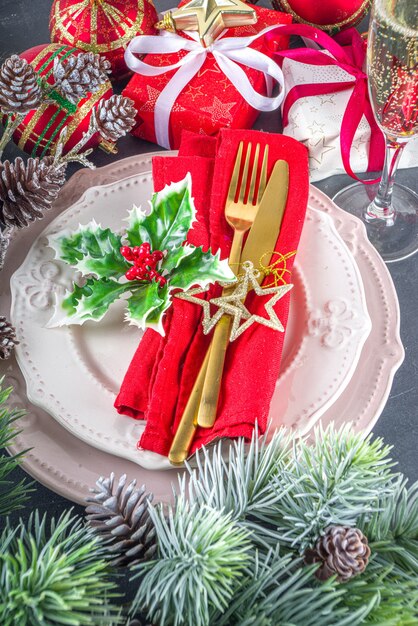 Réglage de la table de Noël avec assiettes et verre à champagne