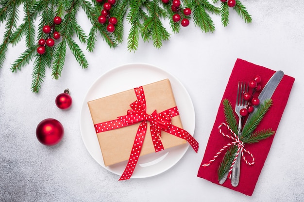 Réglage de la table de Noël avec boîte cadeau et branche de sapin