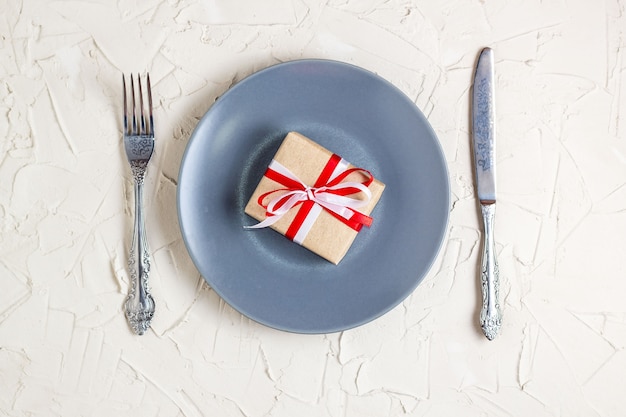 Réglage de la table de Noël avec boîte-cadeau plaque grise et argenterie