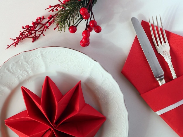 Réglage de la table de Noël dans les couleurs rouge et blanc Mise à plat