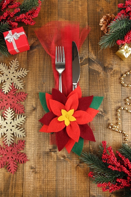 Réglage de la table de Noël avec des décorations festives se bouchent