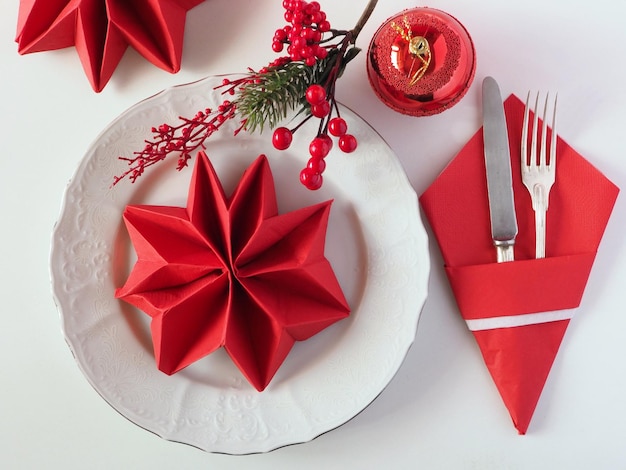 Réglage de la table de Noël avec des décorations rouges de Noël