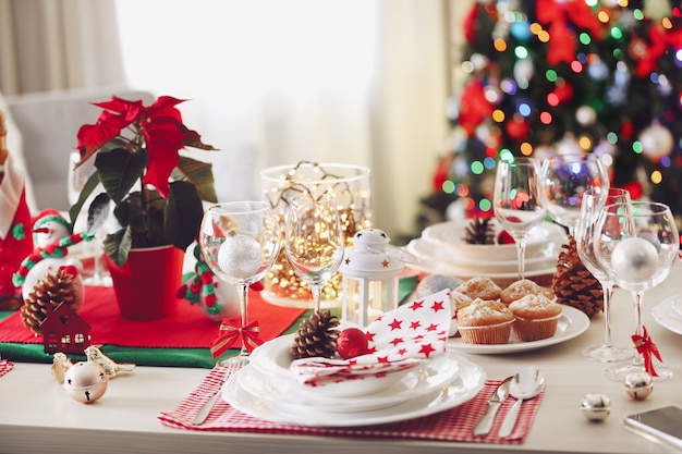 Photo réglage de la table de noël sur fond de salle lumineuse