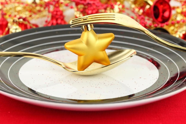 Réglage de la table de Noël avec ornement sur une assiette