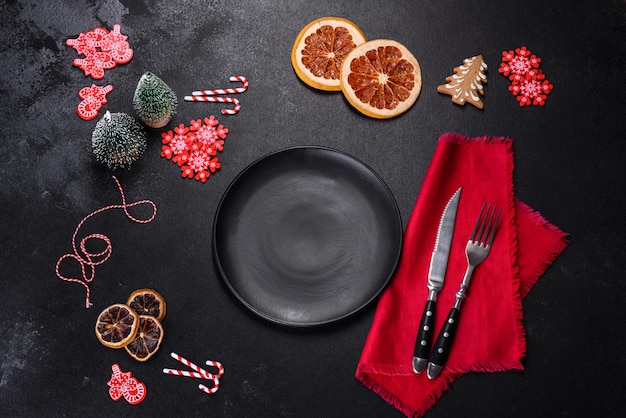 Réglage de la table de Noël avec sapin de plaque en céramique noire vide et accessoires noirs