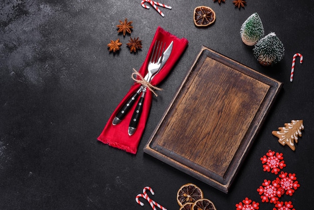 Réglage de la table de Noël avec sapin de plaque en céramique noire vide et accessoires noirs