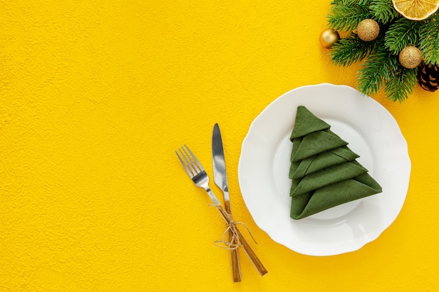 Réglage de la table de Noël avec sapin