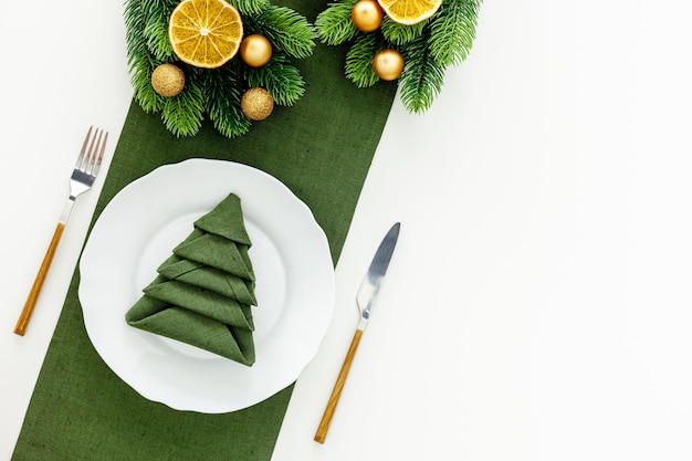 Réglage de la table de Noël avec sapin