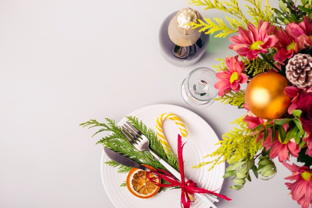 Réglage de la table de Noël de vacances avec bouquet d'hiver et décoration naturelle