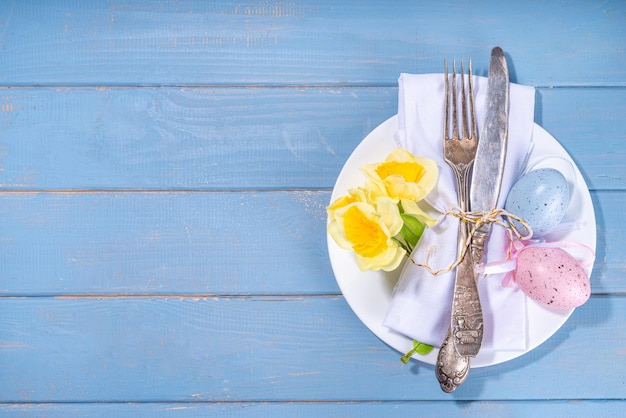 Réglage de la table de Pâques avec des fleurs et des oeufs