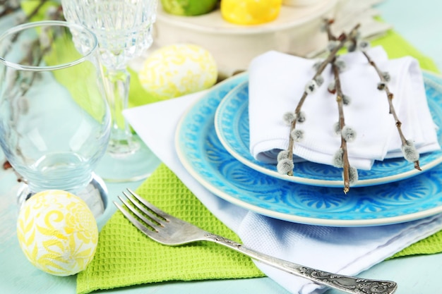 Réglage de la table de Pâques sur fond de bois de couleur