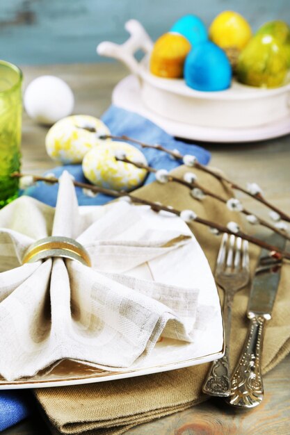 Photo réglage de la table de pâques sur fond de bois de couleur