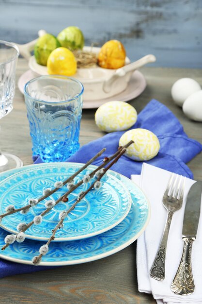 Réglage de la table de Pâques sur fond de bois de couleur