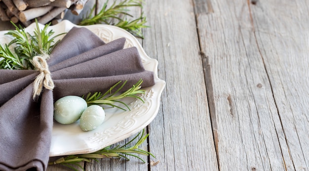 Réglage De La Table De Pâques Avec Des œufs Et Du Romarin Sur Une Table En Bois Gris Bouchent Avec Copie Espace