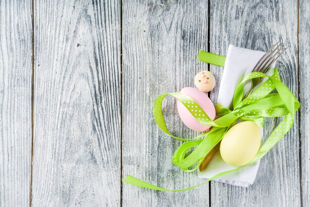 Réglage de la table de Pâques avec des œufs, du ruban et des couverts