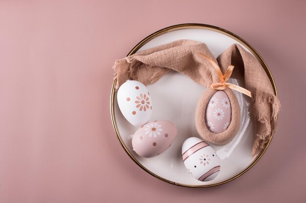 Réglage de la table de Pâques Oeufs de Pâques peints sur une plaque blanche vue de dessus