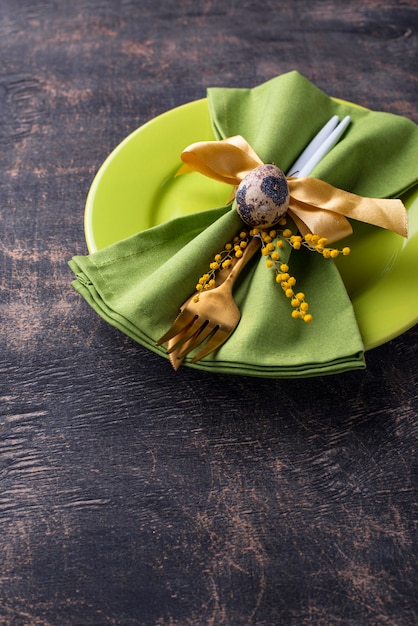 Réglage de la table de Pâques avec plaque verte