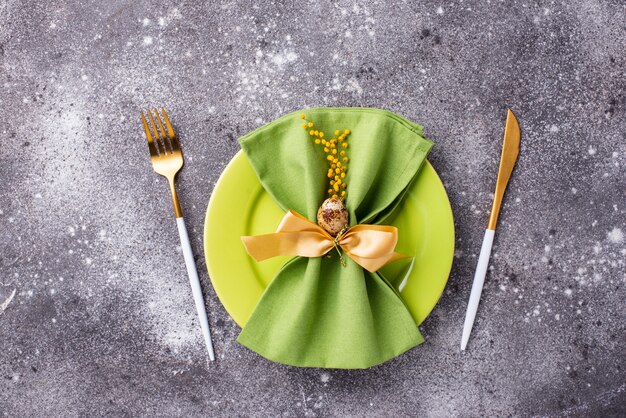 Réglage de la table de Pâques avec plaque verte