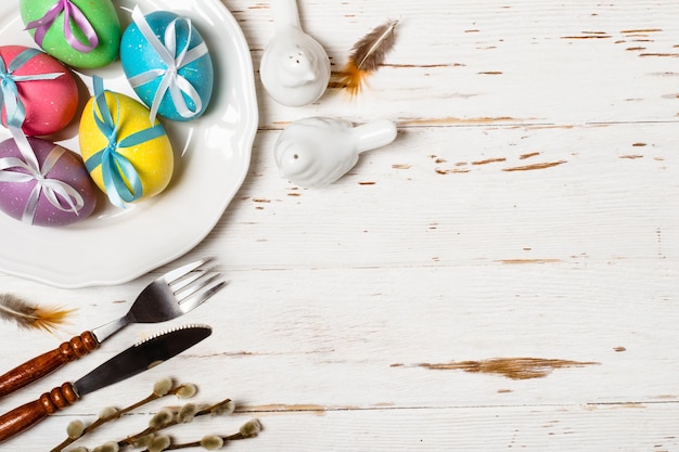 Réglage de la table de Pâques de printemps sur une table en bois blanc