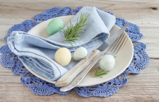 Réglage de la table de Pâques rustique avec des œufs sur une table en bois