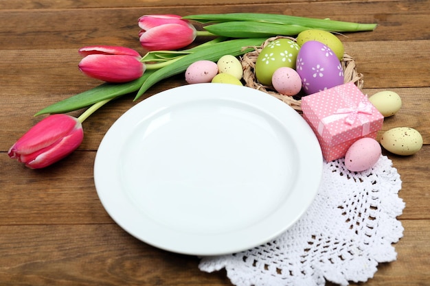 Réglage de la table de Pâques avec des tulipes et des œufs