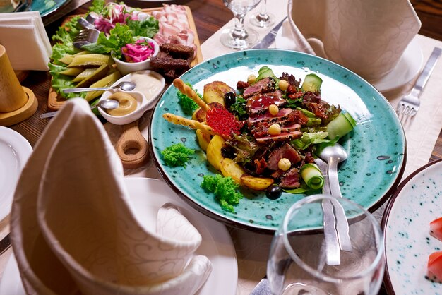 Photo réglage de la table pour un banquet ou un dîner.