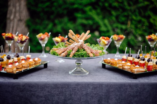 Réglage de la table pour une collation de canapés de fête