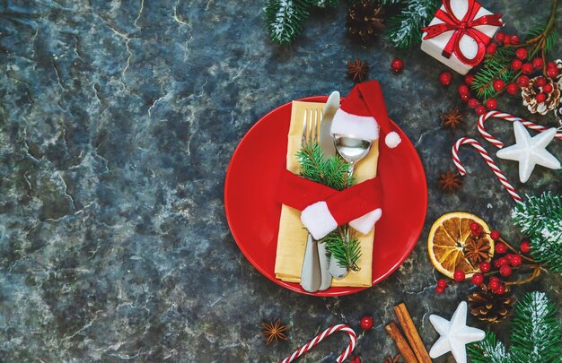 Réglage de la table pour la décoration de Noël. Mise au point sélective. vacances.