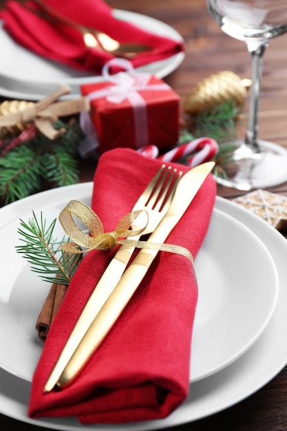 Réglage de la table pour le dîner de Noël