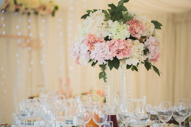 Réglage de la table pour la réception de mariage