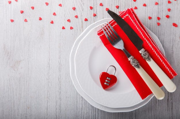 Réglage de la table pour des vacances romantiques Saint Valentin