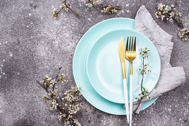 Réglage de la table de printemps avec branche fleurie