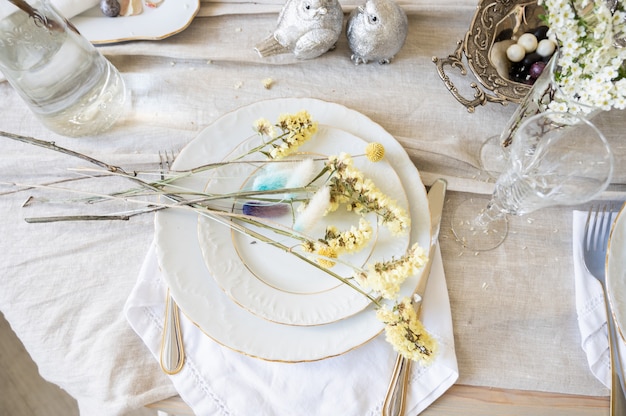 Réglage de la table de printemps dans des couleurs claires.